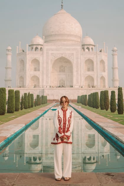 Posa de espaldas al Taj Mahal, el célebre mausoleo de mármol blanco situado en Agra y construido por el emperador mongol Shah Jahan en memoria de su esposa favorita, Mumtaz Mahal.