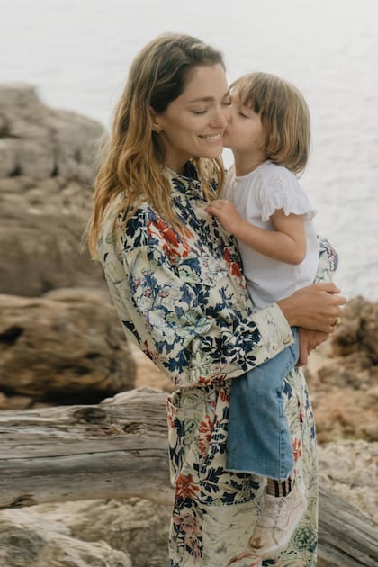 Posa junto a su hija, que ya tiene 3 años y medio y está muy acostumbrada a la vida nómade de sus papás. “Me gusta funcionar de guía, influenciarla con el ejemplo en vez de bajar línea”, revela Sofía.