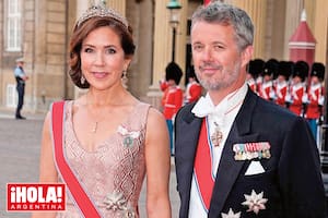 Posa junto a su marido, el príncipe heredero Federico, antes de ingresar al Palacio de Amalienborg.