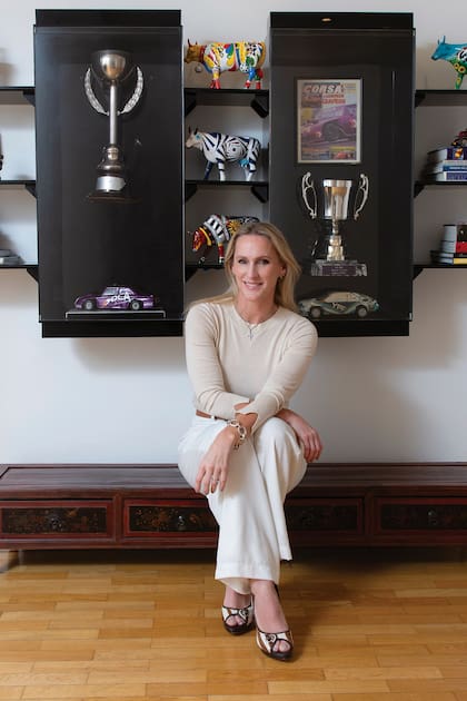 Posa junto a una vitrina con réplicas de autos y dos de los trofeos que ganó el “Flaco”: el del APTC 2000 en 9 de Julio, en 1991, y la copa de TC 2000, en 1998, en General Roca. El piloto cosechó seis títulos en el Turismo Carretera, siete en el TC2000 y tres en Top Race.