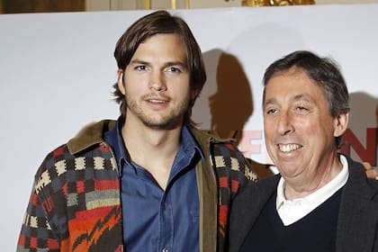 El actor Ashton Kutcher, junto al director Ivan Reitman, en el estreno del film Sex Friends, en París