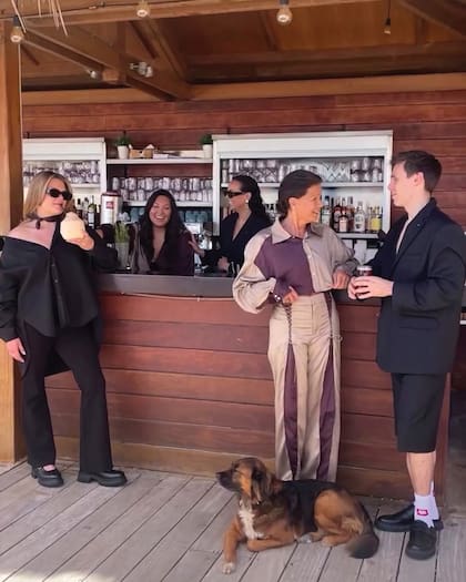 Posado casual. Camille Gottlieb con un trago en la mano mientras Estefanía de Mónaco y Louis Ducruet charlan en el otro extremo de la barra. Detrás, sonrientes, Marie Chevallier y Pauline Ducruet.