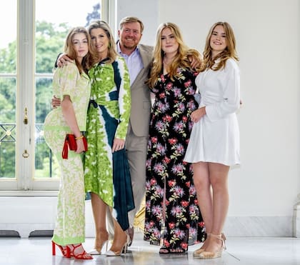 Posado de verano en 2022 que tuvo lugar en el Palacio Noordeinde. Amalia con vestido floral de Diane Von Fürstenberg, Alexia llevó un conjunto de Sandro y Ariane estrenó un diseño de la misma marca. 