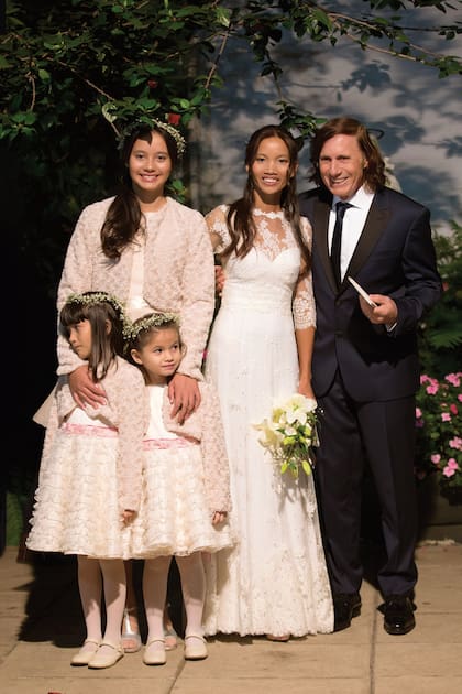 Posado familiar de la boda de Guillermo y Phiangphathu, celebrada en mayo de 2016 en Buenos Aires: los novios con sus hijas, Andanin, Lalindao e Intila.