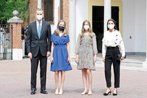 Posado familiar
en la puerta de la
parroquia.
La infanta
Sofía, con un
diseño floreado
de Mango, y la
reina Letizia, con
look en blanco y
negro en el que
destacaba la
camisa oversized
de la firma
Maksu