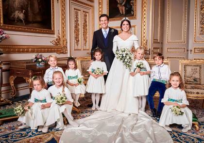 Los novios posan con el cortejo. De izquierda a derecha: Mia Tindall, Savannah Phillips, los príncipes George y Charlotte de Cambridge, Theodora Williams, Isla Phillips, Louis De Givenchy y Maud Windsor.