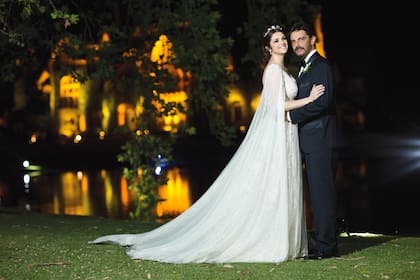 Posan como marido y mujer antes de hacer la entrada triunfal a la gran carpa. Ella llevó un vestido de encaje francés y tul de seda, de Marisa Camla, que remataba en una mantilla antigua bordada. El lució un smoking hecho a medida por Alejandro Szuldman.