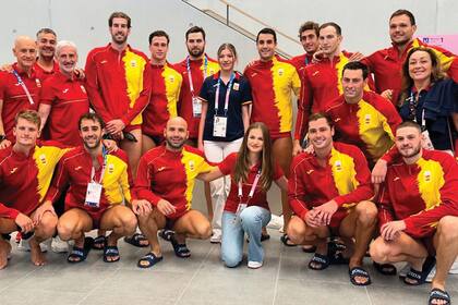Posan con el equipo español de waterpolo
masculino tras su encuentro contra Australia.