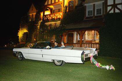 Posan en un Cadillac convertible con las típicas latas, un antiguo ritual que espanta los malos espíritus.