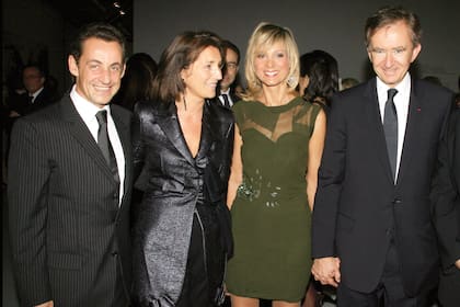 Posando con el ex presidente francés Nicolas Sarkozy y su primera mujer, Cecilia, en 2006, en la muestra "Corps, Couleur, Immateriel", del artista francés Yves Klein. Arnault fue testigo de la boda de Sarkozy y Cecilia.