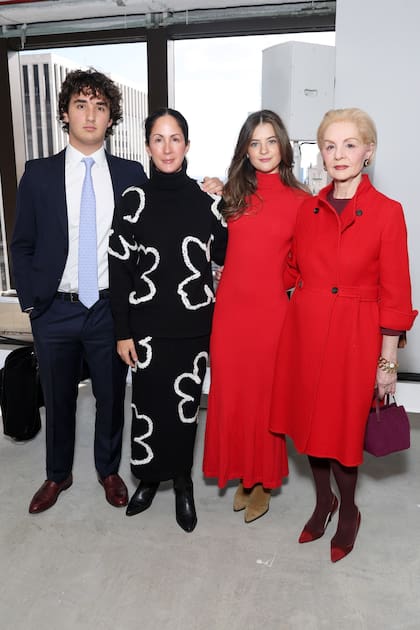 Posando con su primo Gerrity Lansing, su tía Patricia
Cristina Herrera y su abuela, Carolina Herrera.