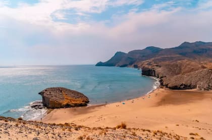 Posee agua cálida y es excelente para nadar y hacer snorkel