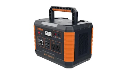 Posee tomacorrientes de CA, puertos USB-A y USB-C