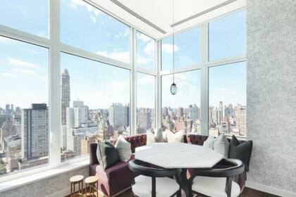 Poseé un amplio comedor y una vista envidiable, además de tener una pantalla de televisión retroiluminada.