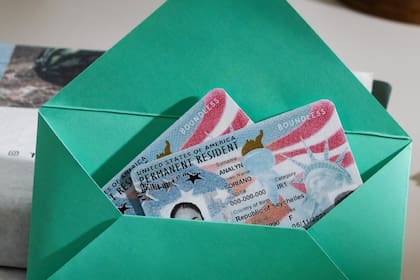 Poseer o usar una tarjeta de residente permanente falsificada viola la ley federal
