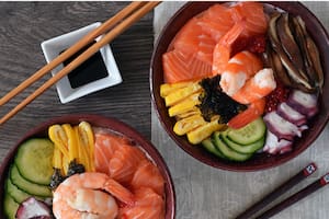 Poke sushi ball de langostinos (Chirashi Sushi)