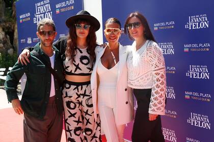 Posó con sus compañeros de elenco. Florencia Peña fue la gran estrella de la jornada. La actriz se mostró entusiasmada con la marcha de Mamma Mía! y con su próximo desafío artístico en Buenos Aires