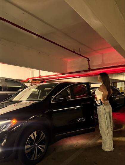 Posó junto a un auto de alta gama, con jeans anchos y top blanco, lista para recorrer la ciudad