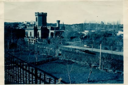 Postal de 1936, cuando se terminó de construir el castillo