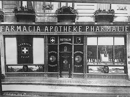 Postal de la antigua Farmacia Suiza.