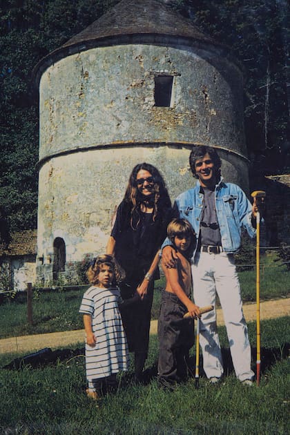 Postal de la artista junto a su entonces marido, Juan Martín Zavaleta, Juan Gris y Cala.
