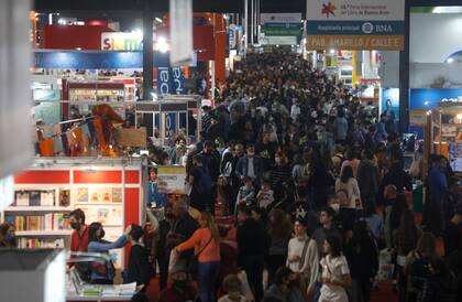 Postal de la Feria del Libro 2022, poco recomendable para elitistas y agorafóbicos