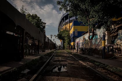 Postal de la vía sobre la calle Garibaldi: aunque parecen abandonadas, los trenes pasan todos los días, salvo cuando juega Boca