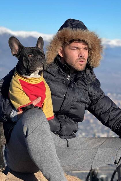 Postal de sus últimas vacaciones al Cerro Manquehue, Chile, con Sullivan, su bulldog francés y compañero de aventuras.
