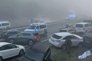El momento del impresionante choque múltiple entre más de 50 autos en Finlandia