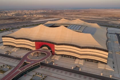 Postal externa del imponente estadio Al Bayt, sede del primer partido del Mundial Qatar 2022