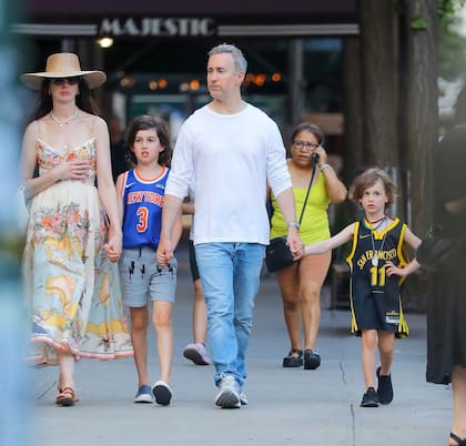 ¡Postal familiar! Anne Hathaway y su esposo, el diseñador de joyas y también actor Adam Shulman, fueron fotografiados paseando por las calles de Nueva York junto a sus hijos. La protagonista de El diablo viste a la moda llevaba un vestido largo de verano con estampado floral que combinó con un sombrero de ala ancha. Los niños optaron por looks más deportivos