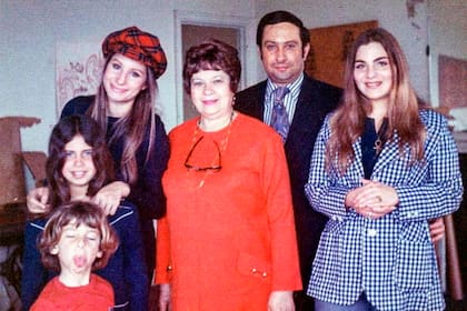 Postal familiar: Barbra Streisand junto a su hijo Jason, su madre Diana, su hermano Sheldon y su hermana Roslyn