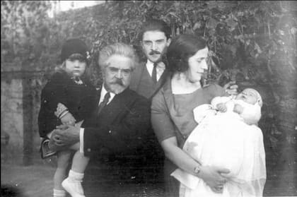 Postal familiar. China Zorrilla en brazos de su abuelo