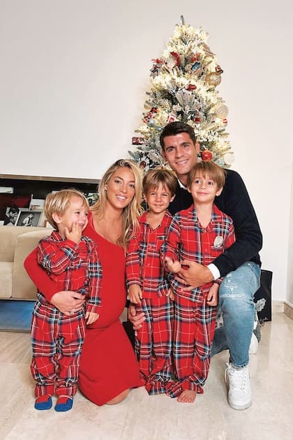 Postal familiar de Alice y Álvaro junto a los mellizos Alessandro y Leonardo (4), y el pequeño Edoardo (2).