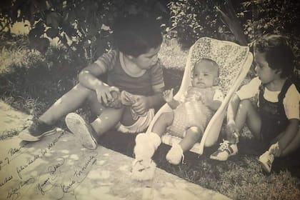 Postal familiar de los 80: Sebastián junto a Juan Pablo y su hermana Fernanda