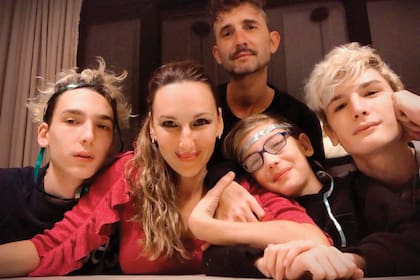 Postal familiar junto a sus padres,
Nahuel Mutti y Catarina Spinetta
(se separaron en 2022, después de
veinticuatro años de amor) y sus
hermanos, Benicio y Justino