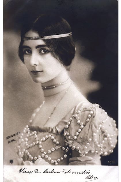 Postal ilustrada con una fotografía de Cléo de Mérode luciendo su característico peinado