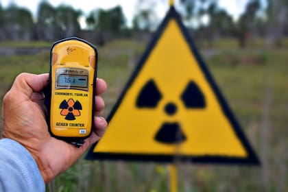 Un técnico mide la radiación con un contador Geiger, en la zona de exclusión de Pripyat, en Chernobyl, al norte de Ucrania