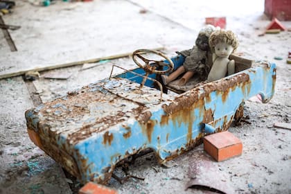 Los restos de juguetes en un jardín de infantes situado en la Zona de Exclusión