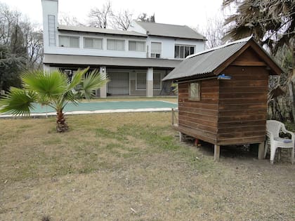 Postales de la caída de Delfín Zacarías, La casa que "el Rey de la cocaína" tenía en Las Achiras 2825, del barrio Country Club de Funes, al oeste de Rosario