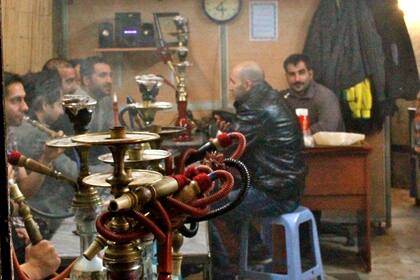 Postales de una Teherán dinámica donde la presencia del régimen se siente siempre: en los bares de hombres, el narguile es protagonista