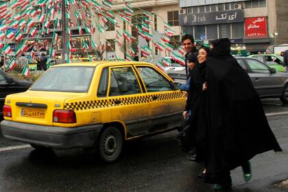 Postales de una Teherán dinámica donde la presencia del régimen se siente siempre: fotos de Khomeini y Khamenei, y banderas