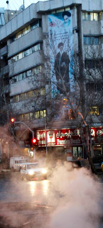Postales de una Teherán dinámica donde la presencia del régimen se siente siempre: las calles, envueltas en esmog, son escenario de los emblemas de la revolución