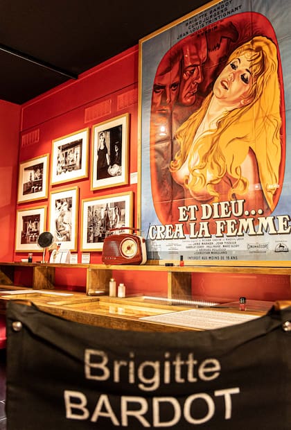 Poster de Brigitte Bardot en el Museo de la Gendarmería y el Cine.