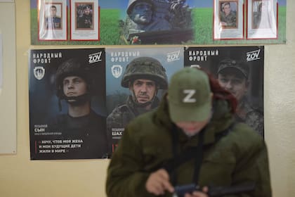 Posters de soldados rusos en un centro de votación en Donetsk, en los territorios ucranianos ocupados por los rusos