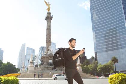 Postmate permite hacer entregas en auto, moto o bicicleta