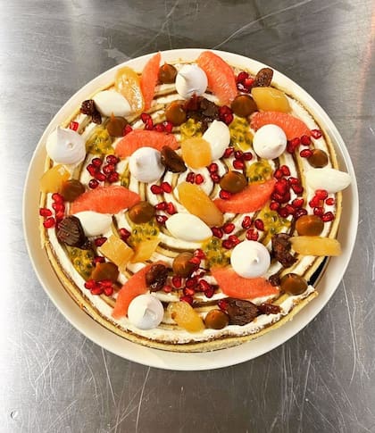 Postre Balcarce con mucha fruta.