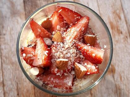 Postre de chocolate, mascarpone y frutillas por Lucio Marini