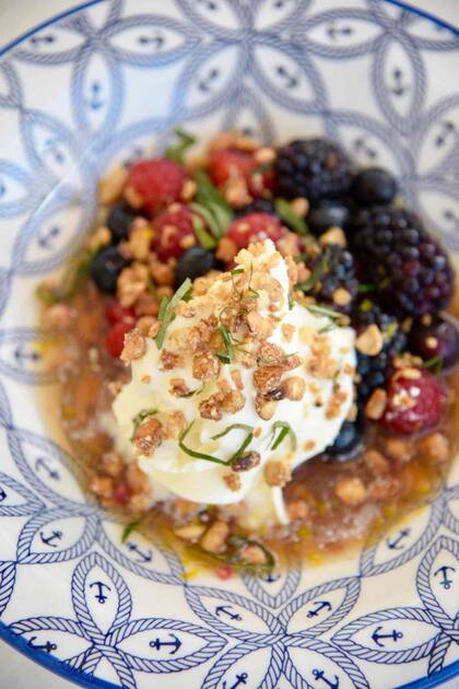 Postre de frutos rojos y mascaropone casero.