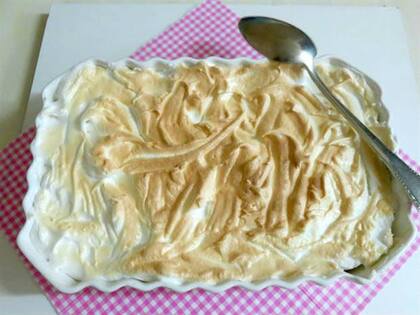 Postre de manzanas, pastelera y merengue, y por supuesto, crema pastelera